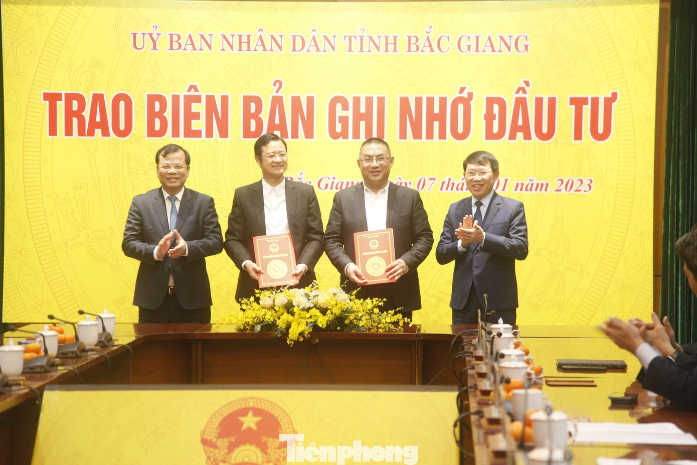 Lãnh đạo tỉnh Bắc Giang trao biên bản ghi nhớ cho nhà đầu tư