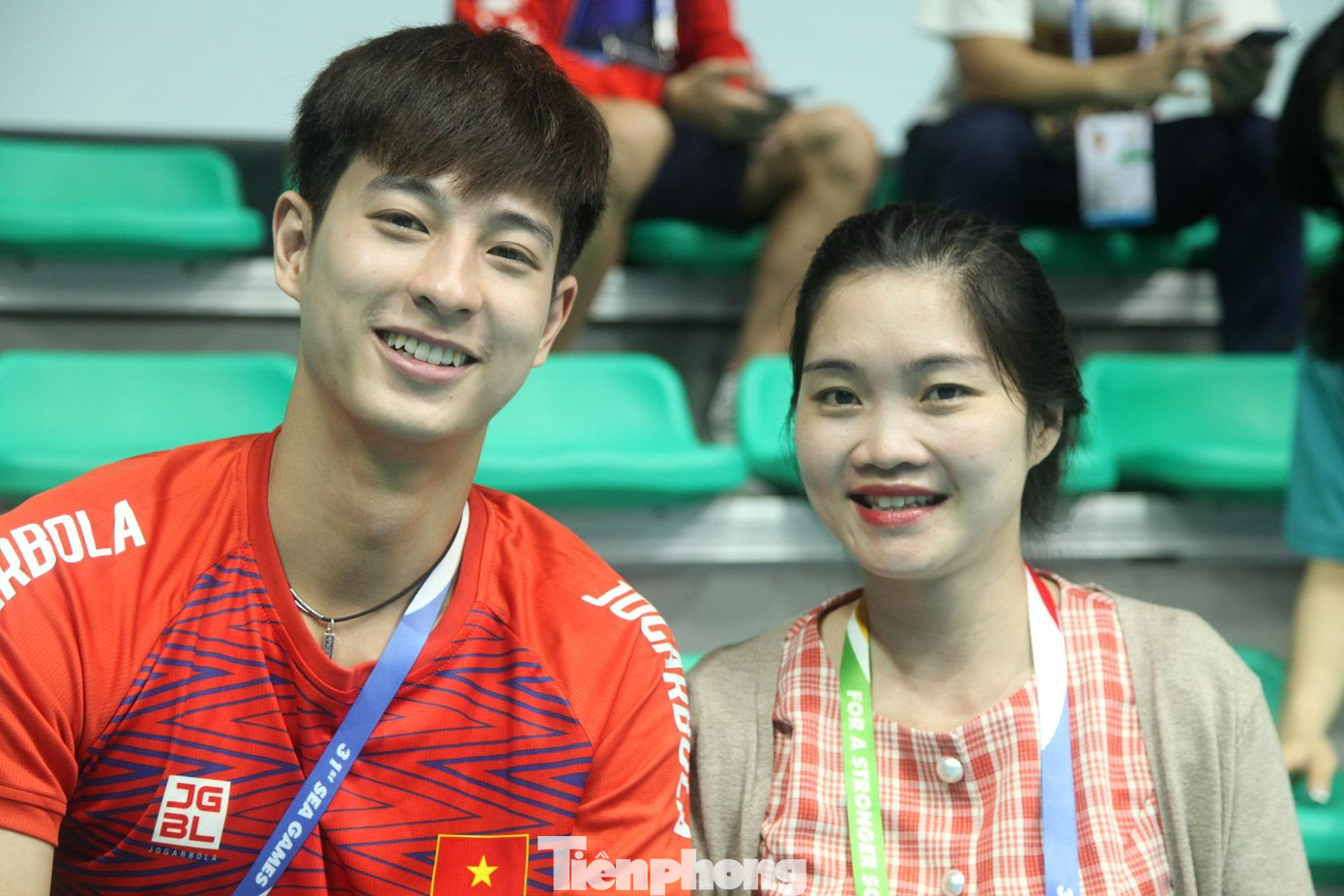 Một người hâm mộ chụp ảnh kỉ niệm cùng Nam