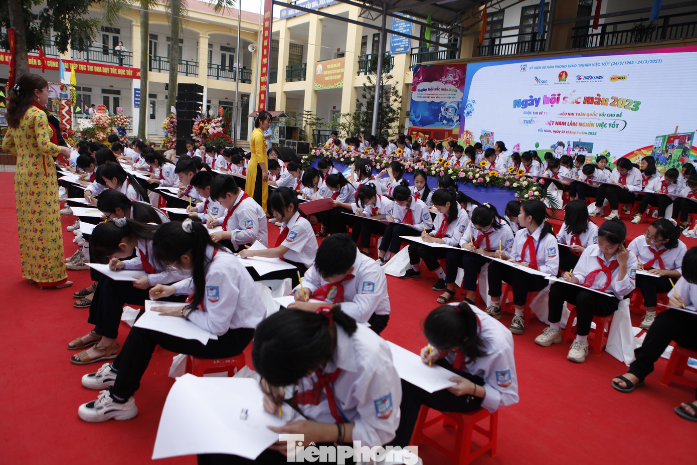 Các em học sinh tham gia vẽ tranh tại “Ngày hội sắc màu” ở trường THCS Tam Sơn. Các em học sinh tham gia vẽ tranh tại “Ngày hội sắc màu” ở trường THCS Tam Sơn.