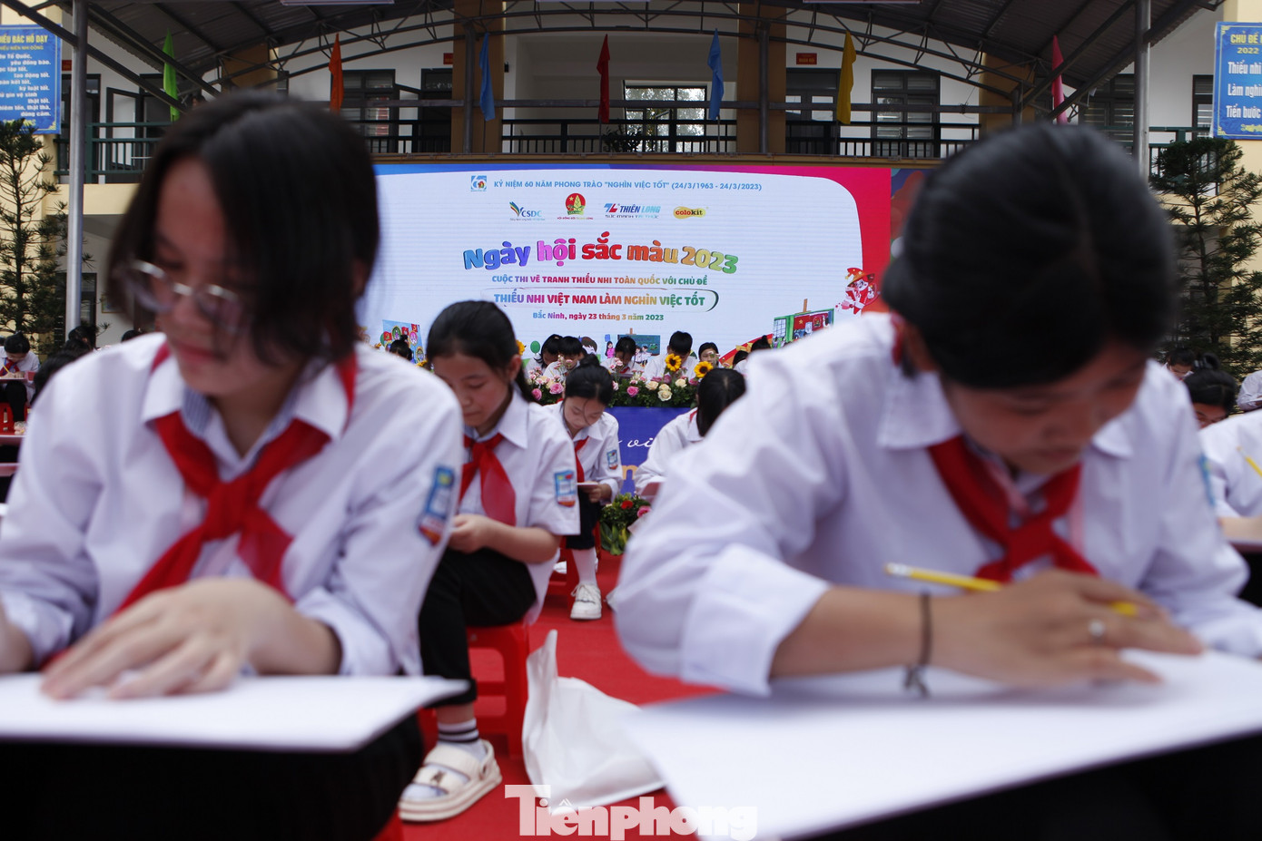 Cuộc thi vẽ tranh “Thiếu nhi Việt Nam làm nghìn việc tốt” sẽ nhận bài thi từ ngày 3/4 đến hết ngày 1/8 tại website https://ngayhoisacmau.colokit.com và trao giải vào tháng 9. Cuộc thi vẽ tranh “Thiếu nhi Việt Nam làm nghìn việc tốt” sẽ nhận bài thi từ ngày 3/4 đến hết ngày 1/8 tại website https://ngayhoisacmau.colokit.com và trao giải vào tháng 9.