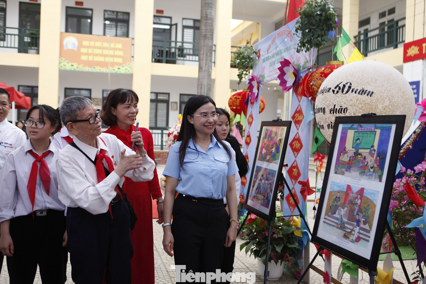 Bí thư Trung ương Đoàn, Chủ tịch Hội đồng Đội Trung ương Nguyễn Phạm Duy Trang và thầy giáo Nguyễn Đức Thìn (người khởi xướng phong trào "Nghìn việc tốt" ở trường THCS Tam Sơn) xem các bức tranh của thiếu nhi trưng bày tại "Ngày hội sắc màu". Bí thư Trung ương Đoàn, Chủ tịch Hội đồng Đội Trung ương Nguyễn Phạm Duy Trang và thầy giáo Nguyễn Đức Thìn (người khởi xướng phong trào "Nghìn việc tốt" ở trường THCS Tam Sơn) xem các bức tranh của thiếu nhi trưng bày tại "Ngày hội sắc màu".