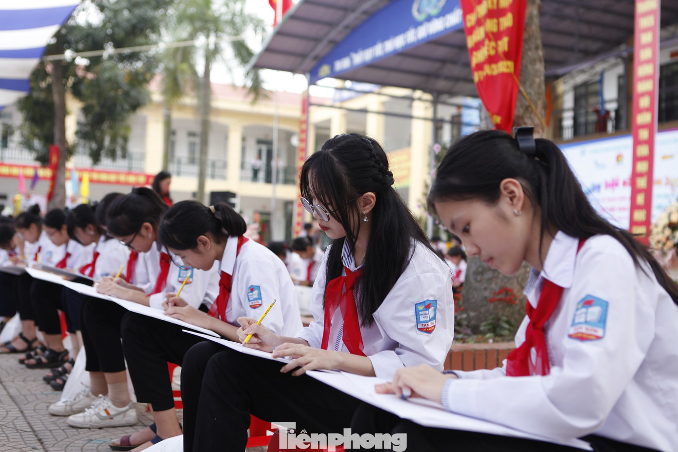 Tại khu vực trải nghiệm của “Ngày hội sắc màu”, các em thiếu nhi được tham gia tô vẽ để tạo nên những vật dụng cá nhân hữu ích, cùng các trò chơi vận động sôi nổi cùng màu sắc và nhận những phần quà hữu ích. Tại khu vực trải nghiệm của “Ngày hội sắc màu”, các em thiếu nhi được tham gia tô vẽ để tạo nên những vật dụng cá nhân hữu ích, cùng các trò chơi vận động sôi nổi cùng màu sắc và nhận những phần quà hữu ích.