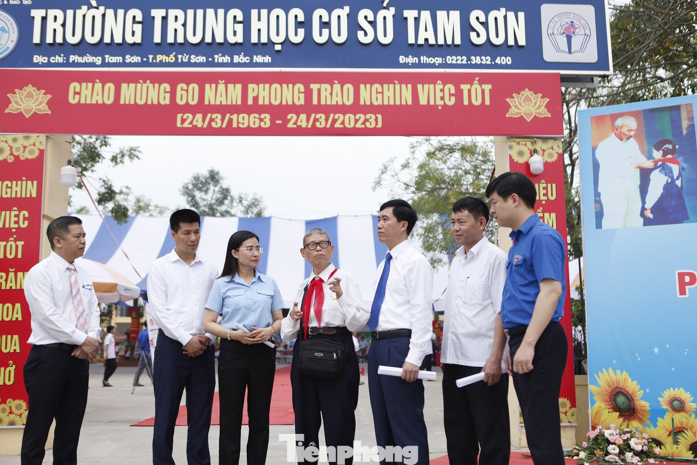 Thầy giáo Nguyễn Đức Thìn và Bí thư Trung ương Đoàn, Chủ tịch Hội đồng Đội Trung ương Nguyễn Phạm Duy Trang cùng ôn lại những kỉ niệm về phong trào "Nghìn việc tốt" ở trường THCS Tam Sơn. Thầy giáo Nguyễn Đức Thìn và Bí thư Trung ương Đoàn, Chủ tịch Hội đồng Đội Trung ương Nguyễn Phạm Duy Trang cùng ôn lại những kỉ niệm về phong trào "Nghìn việc tốt" ở trường THCS Tam Sơn.