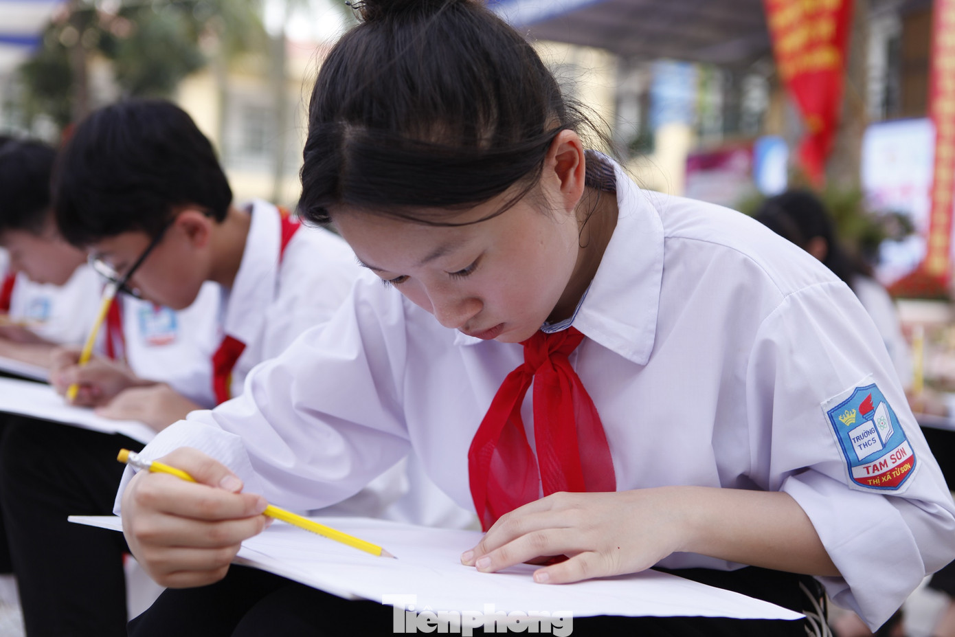 Các em học sinh trường THCS Tam Sơn hào hứng tham gia vẽ tranh tại "Ngày hội sắc màu". Các em học sinh trường THCS Tam Sơn hào hứng tham gia vẽ tranh tại "Ngày hội sắc màu".