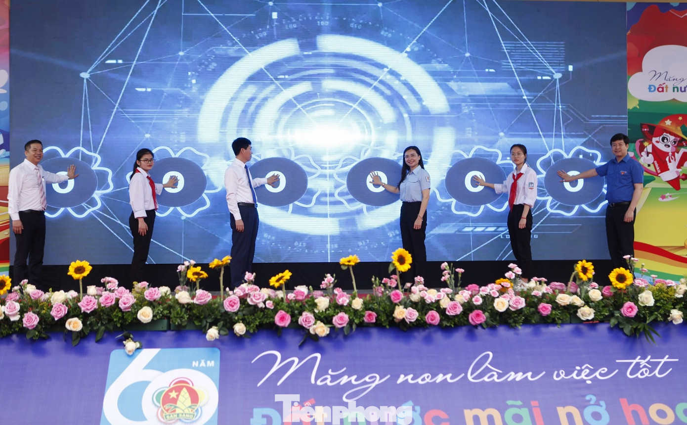 Bí thư Trung ương Đoàn, Chủ tịch Hội đồng Đội Trung ương Nguyễn Phạm Duy Trang và các đại biểu bấm nút phát động “Ngày hội sắc màu”. Bí thư Trung ương Đoàn, Chủ tịch Hội đồng Đội Trung ương Nguyễn Phạm Duy Trang và các đại biểu bấm nút phát động “Ngày hội sắc màu”.