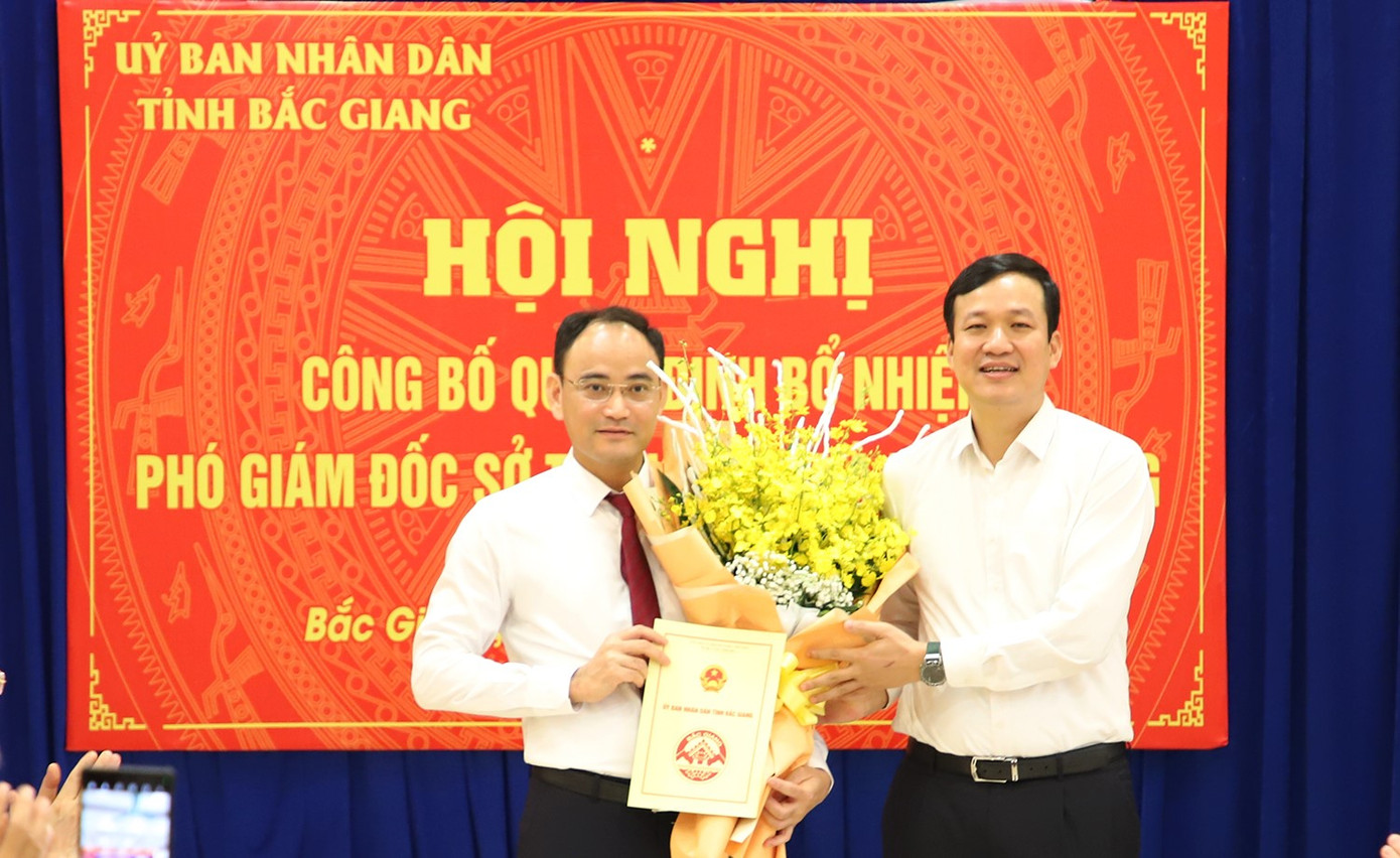 Phó Chủ tịch UBND tỉnh Bắc Giang Lê Ô Pích trao quyết định và tặng hoa chúc mừng ông Phí Thanh Bình. Phó Chủ tịch UBND tỉnh Bắc Giang Lê Ô Pích trao quyết định và tặng hoa chúc mừng ông Phí Thanh Bình.