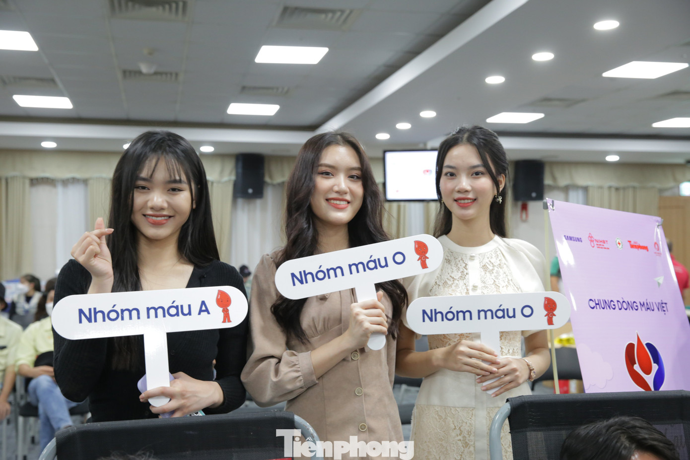 Sự tham gia của bốn người đẹp Hoa hậu Việt Nam tạo nên không khí sôi động cho chương trình Chủ nhật Đỏ.