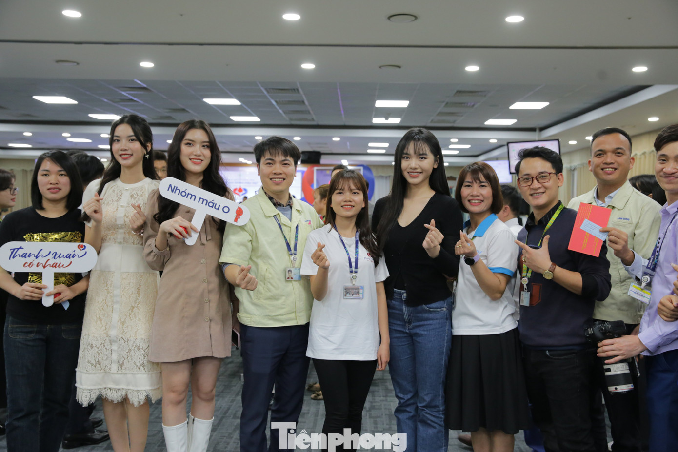 Cán bộ, người lao động Samsung Việt Nam chụp ảnh lưu niệm cùng bốn người đẹp Hoa hậu Việt Nam năm 2022.