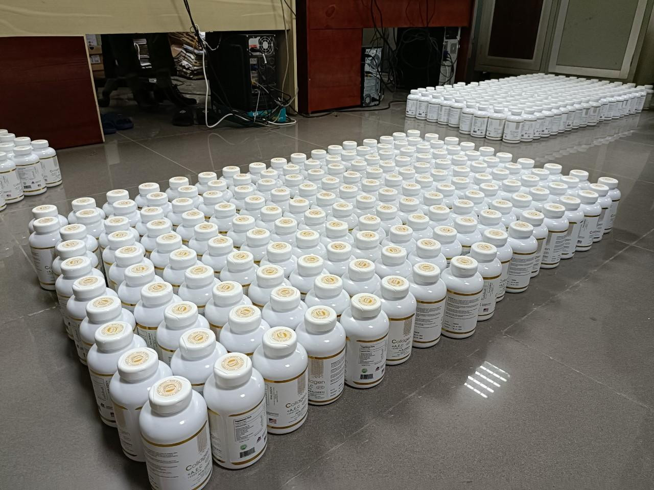 Các lọ thực phẩm chức năng giả bị công an thu giữ