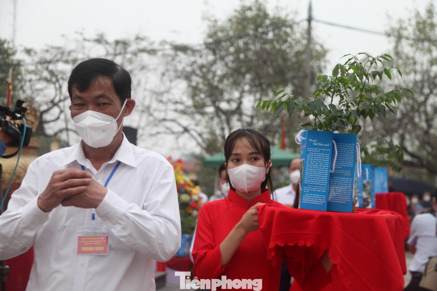 Các địa phương ở huyện Yên Thế nhận cây về trồng tại lễ hội Yên Thế.