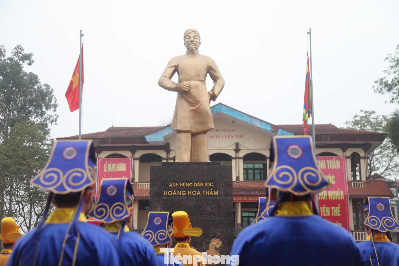 Ngày 16/3/1884, Hoàng Hoa Thám cùng các nghĩa binh do Lương Văn Nắm (tức Đề Nắm) tổ chức lễ tế cờ, chính thức phát động cuộc khởi nghĩa vũ trang của nông dân huyện Yên Thế chống lại thực dân Pháp tại đình làng Hả, xã Tân Trung (huyện Tân Yên) chống lại thực dân Pháp. Sau khi Đề Nắm bị sát hại, Hoàng Hoa Thám trở thành thủ lĩnh của phong trào khởi nghĩa Yên Thế.