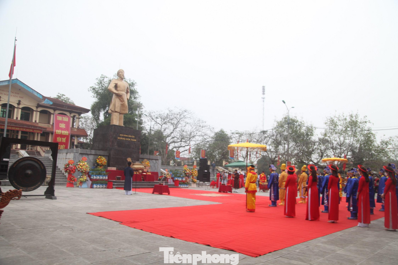 Toàn cảnh tổ chức phần lễ tại Lễ hội Yên Thế. Lễ hội Yên Thế gắn với tên tuổi của người anh hùng Hoàng Hoa Thám. Ông tên thật là Trương Văn Nghĩa, sinh năm 1858, quê ở làng Dị Chế, huyện Tiên Lữ, tỉnh Hưng Yên.