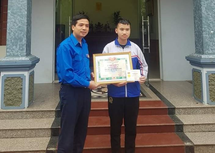 Thay mặt Trung ương Đoàn, Bí thư Tỉnh Đoàn Bắc Ninh Nguyễn Đức Sâm trao tặng Huy hiệu Tuổi trẻ dũng cảm cho em Nguyễn Văn An