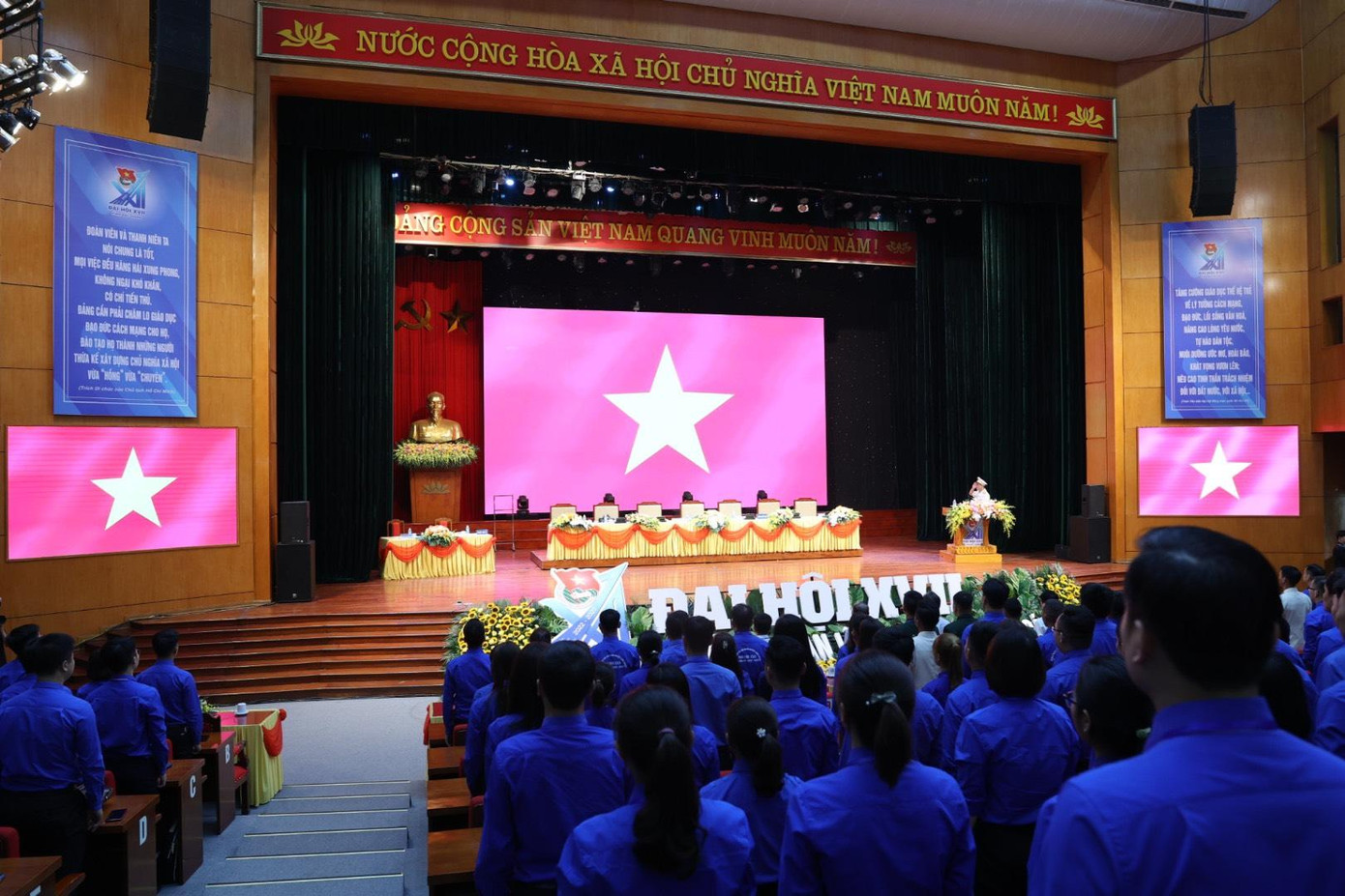 Đại biểu chào cờ tại Đại hội