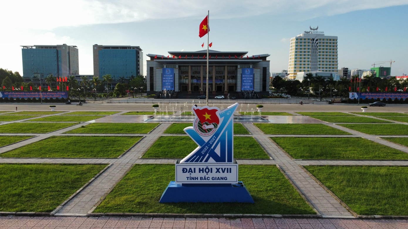 Biểu trưng Đại hội Đoàn tỉnh Bắc Giang lần thứ XVII đặt trước Trung tâm Hội nghị tỉnh Bắc Giang.