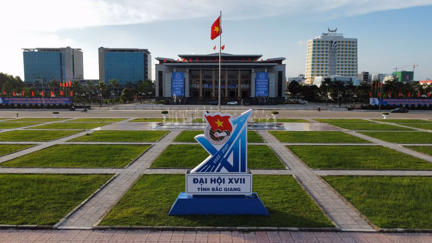 Biểu trưng Đại hội Đoàn tỉnh Bắc Giang lần thứ XVII đặt trước Trung tâm Hội nghị tỉnh Bắc Giang.