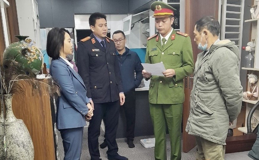 Lực lượng chức năng thực hiện các thủ tục tố tụng đối với Nguyễn Thị Hải Lý (ngoài cùng bên phải)