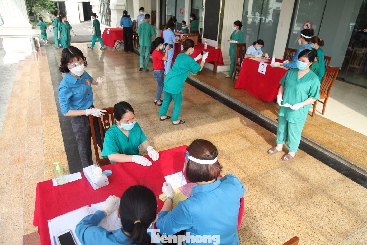 Nhân viên y tế đến bàn làm thủ tục bầu cử Nhân viên y tế đến bàn làm thủ tục bầu cử