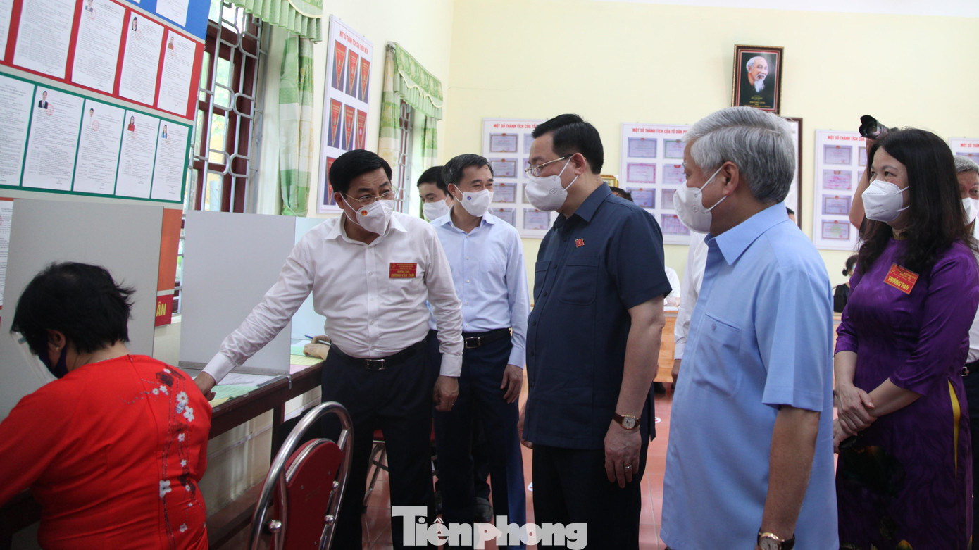Chủ tịch Quốc hội Vương Đình Huệ kiểm tra điểm bầu cử tại phường Trần Nguyên Hãn, thành phố Bắc Giang