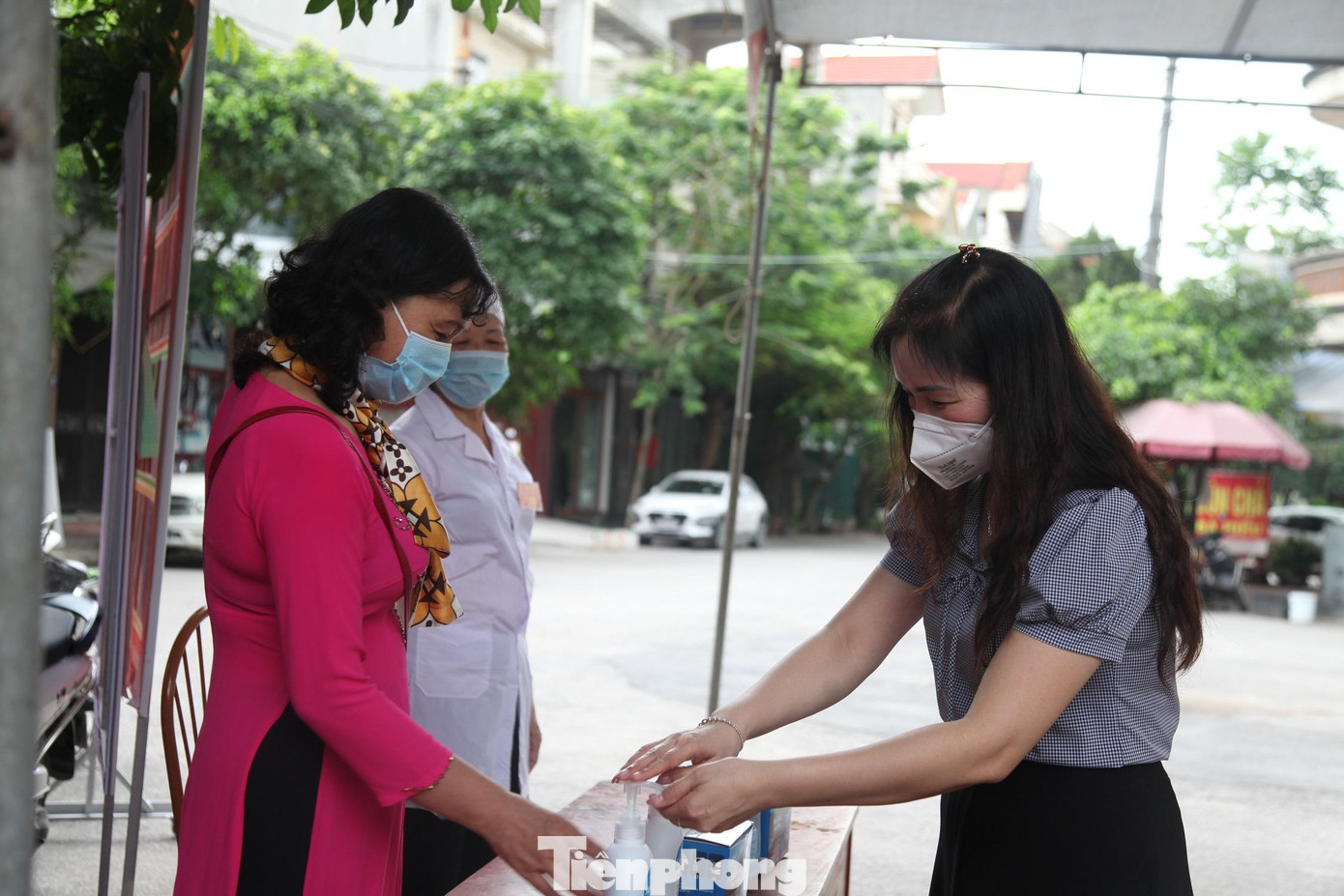 Người dân thành phố Bắc Giang đến bỏ phiếu thực hiện các biện pháp phòng chống dịch Người dân thành phố Bắc Giang đến bỏ phiếu thực hiện các biện pháp phòng chống dịch