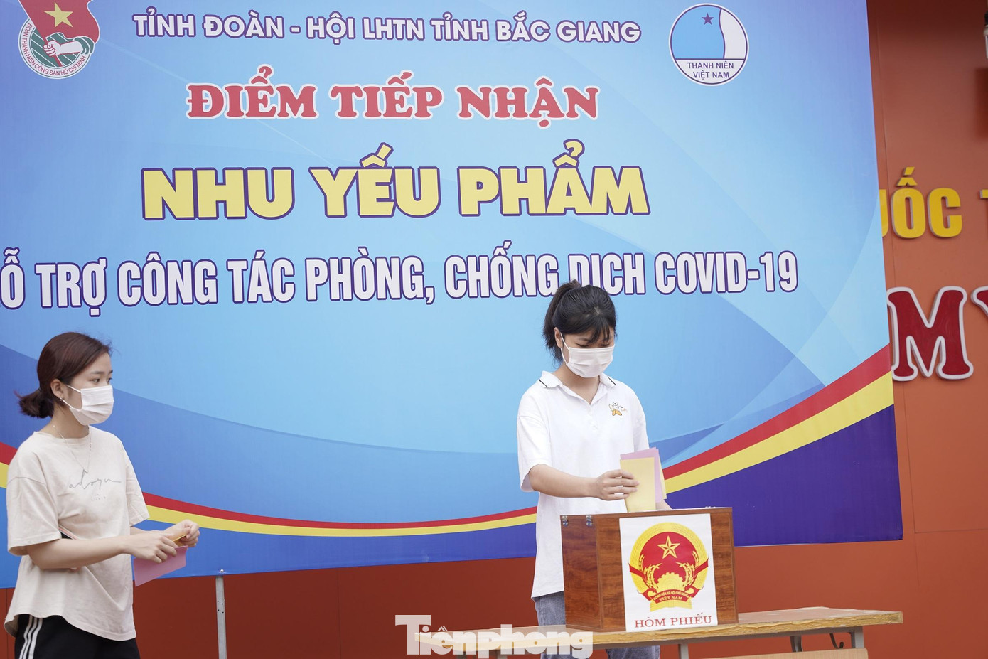 Sinh viên trường Đại học Kỹ thuật Y tế tỉnh Hải Dương bỏ phiếu. Sinh viên trường Đại học Kỹ thuật Y tế tỉnh Hải Dương bỏ phiếu.