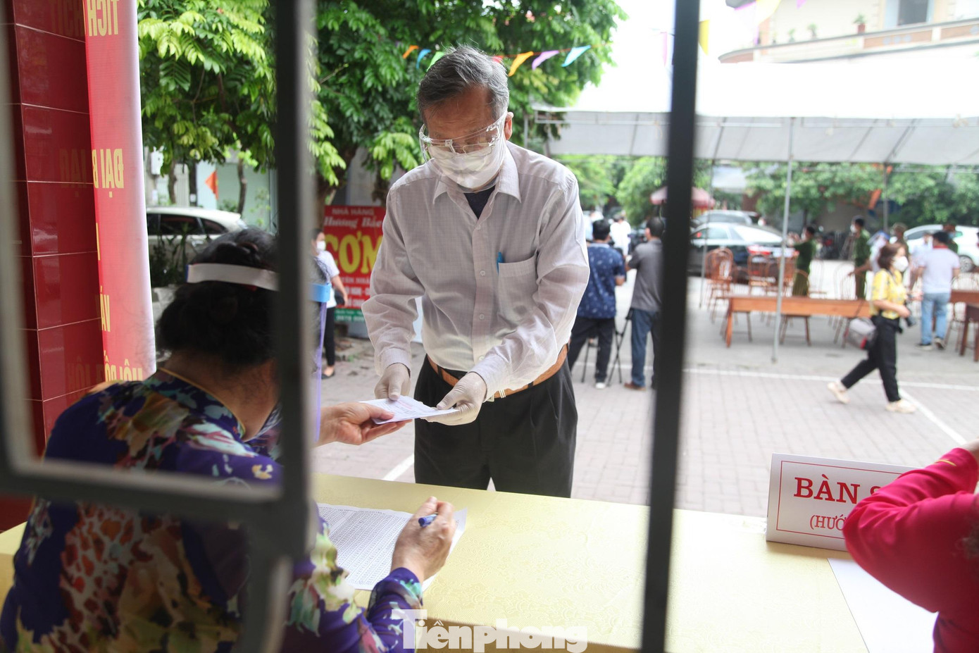 Người dân thành phố Bắc Giang làm thủ tục vào bầu cử Người dân thành phố Bắc Giang làm thủ tục vào bầu cử