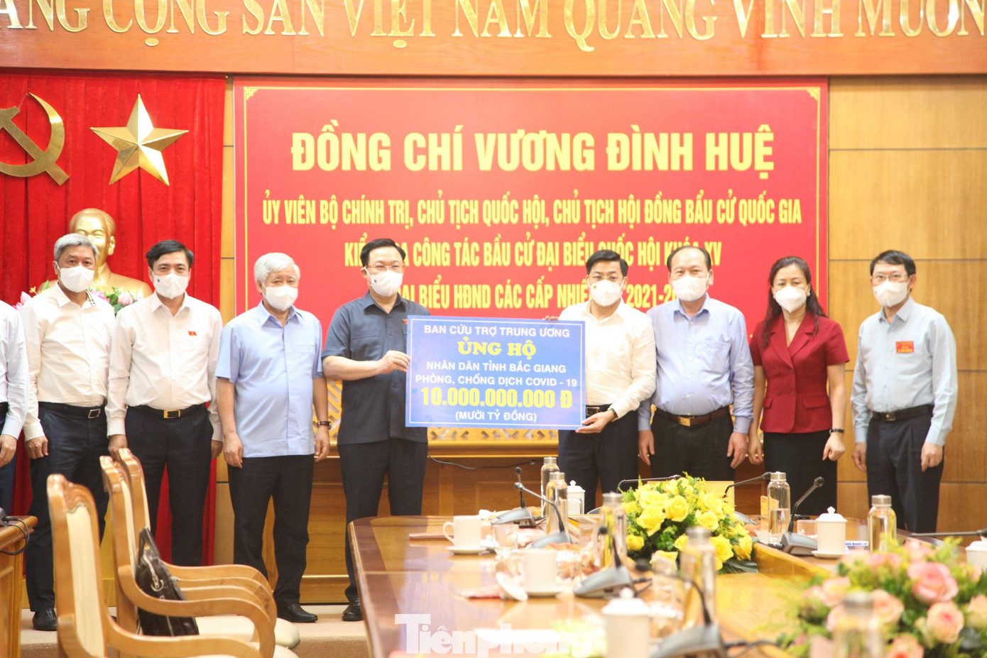 Chủ tịch Quốc hội Vương Đình Huệ và đoàn công tác ủng hộ 10 tỷ đồng cho tỉnh Bắc Giang chống dịch Chủ tịch Quốc hội Vương Đình Huệ và đoàn công tác ủng hộ 10 tỷ đồng cho tỉnh Bắc Giang chống dịch