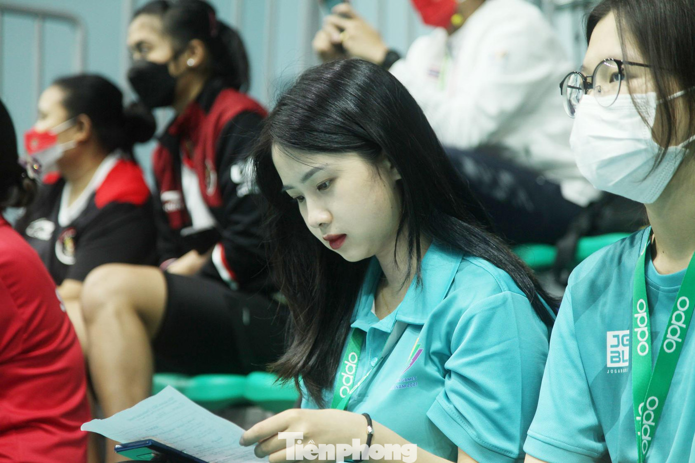 Bạn Nguyễn Hồng Hạnh (23 tuổi, giáo viên tại thành phố Bắc Giang) là tình nguyện viên đảm nhận việc phiên dịch cho đoàn cầu lông nước ngoài tại SEA Games 31 cho hay, Hạnh rất vui khi được tham gia phục vụ một sự kiện thể thao lớn của khu vực Đông Nam Á và được giao lưu với các vận động viên nước ngoài.