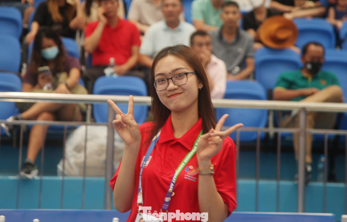 Một tình nguyện viên phục vụ bộ môn quần vợt tại SEA Games 31 vui vẻ chụp ảnh kỷ niệm.