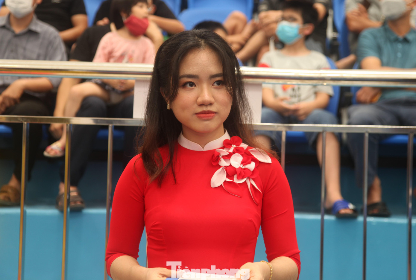 Một tình nguyện viên hỗ trợ việc trao huy chương cho bộ môn quần vợt tại SEA Games 31.