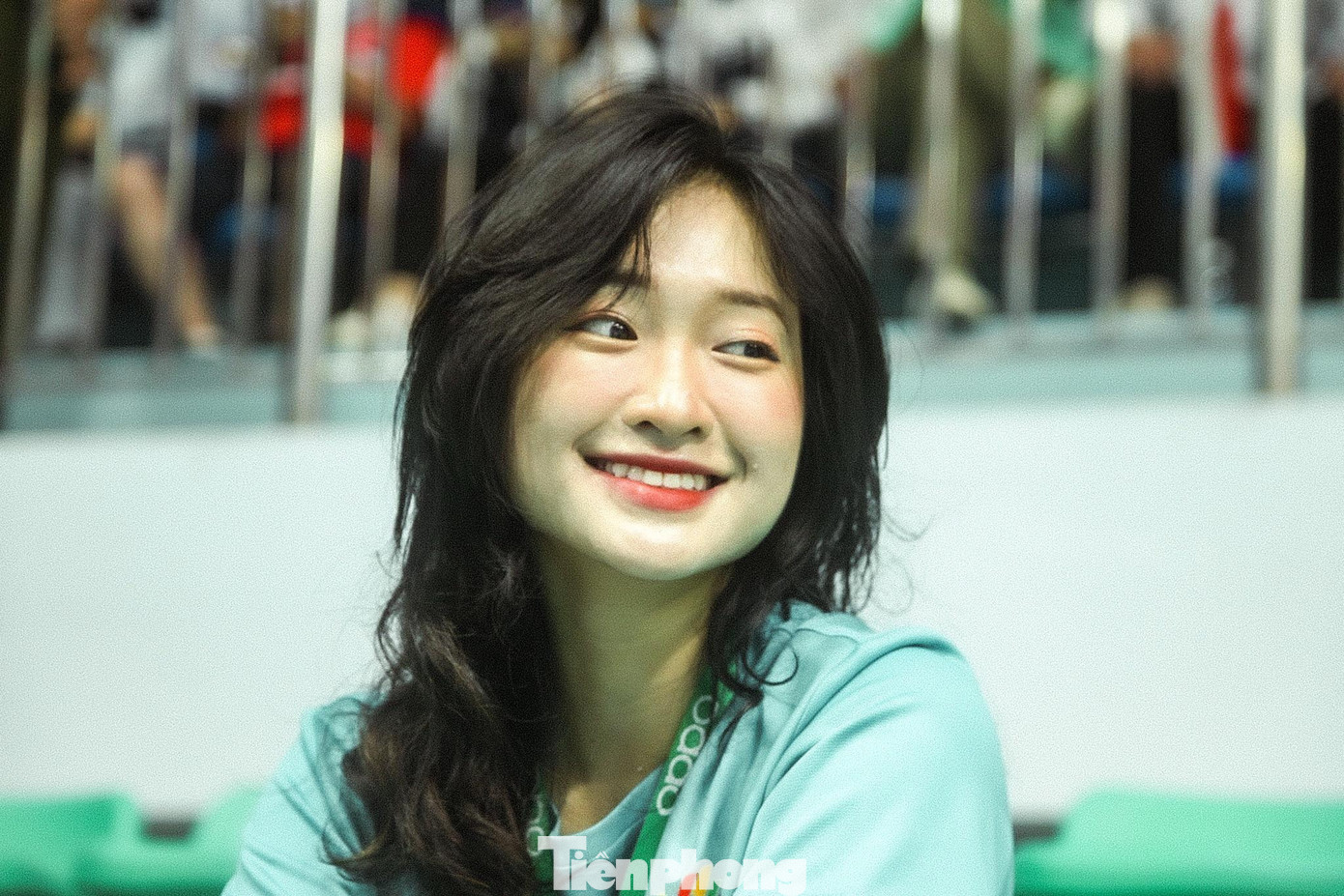 Em Vũ Thủy Tiên, tình nguyện viên tại SEA Games 31 phục vụ môn cầu lông ở tỉnh Bắc Giang chia sẻ, Tiên quê ở huyện Yên Thế (Bắc Giang) đang là học sinh chuyên văn của trường THPT Chuyên tỉnh Bắc Giang. Tham gia tình nguyện tại SEA Games 31 giúp em có cơ hội để trực tiếp tìm hiểu về văn hóa các nước trong khu vực Đông Nam Á. Đồng thời, SEA Games 31 cũng là dịp để Tiên giới thiệu về văn hóa, lịch sử và vẻ đẹp của Việt Nam và tỉnh Bắc Giang đến với quan khách, vận động viên nước ngoài.