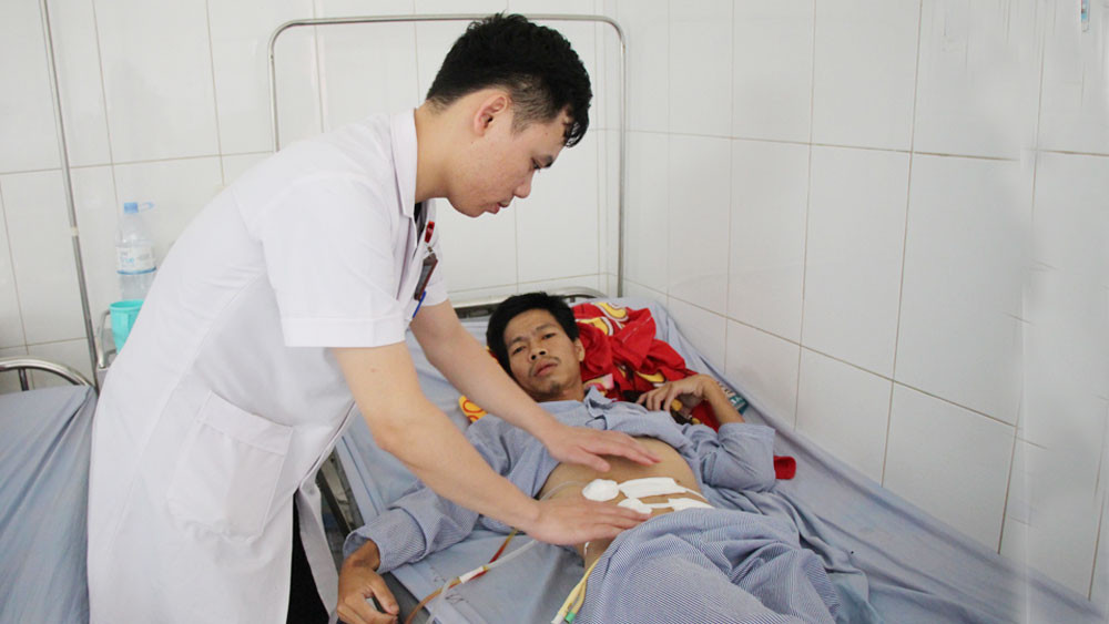 Bác sĩ kiểm tra sức khỏe của bệnh nhân Trường.