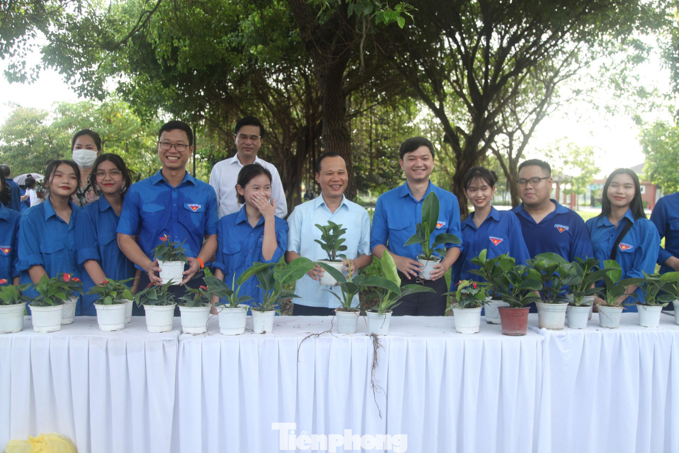Lãnh đạo Trung ương Đoàn và tỉnh Bắc Giang tham gia chương trình đổi rác lấy cây xanh