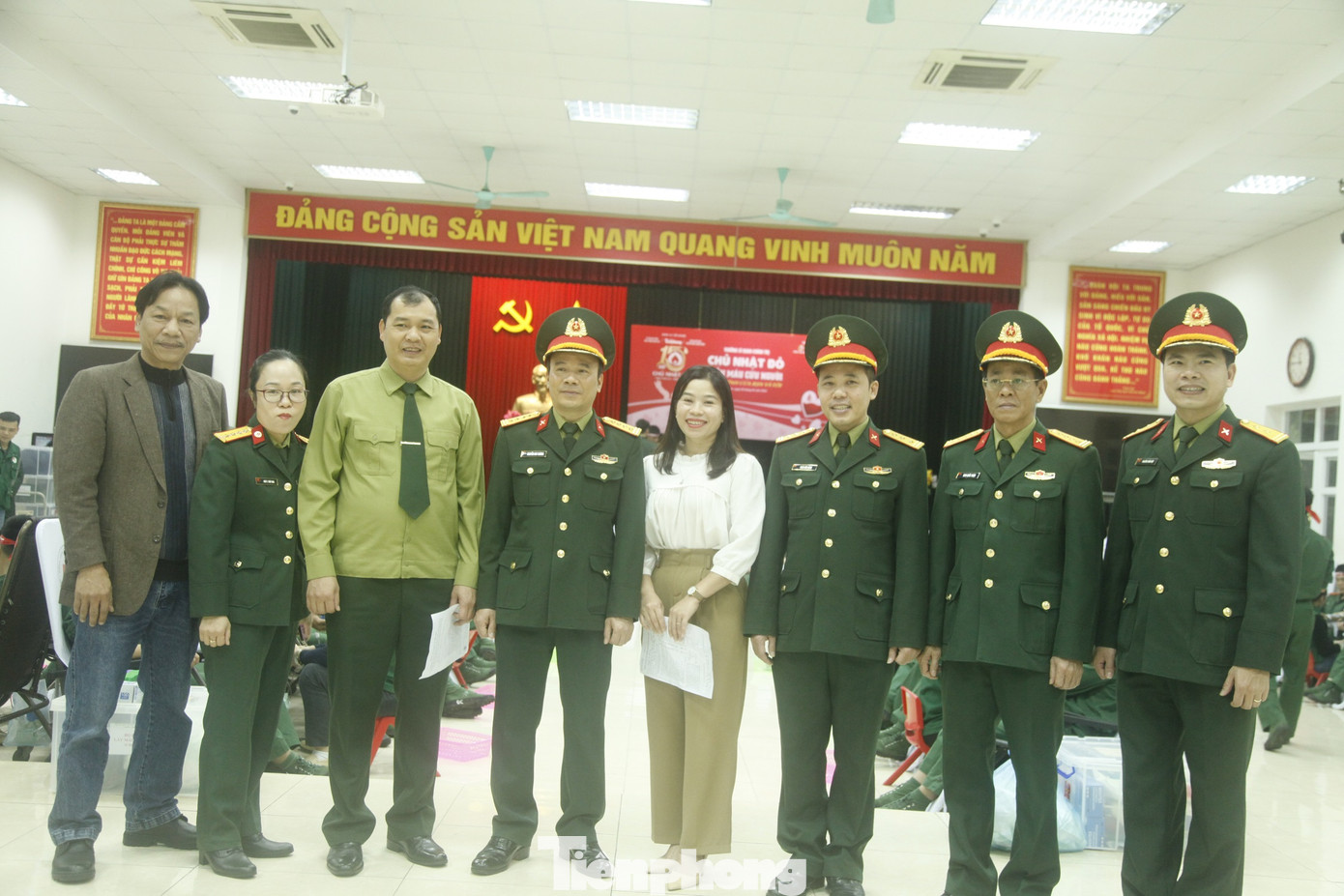 Lãnh đạo Trường Sỹ quan Chính trị và báo Tiền Phong chụp ảnh kỷ niệm cùng những gương hiến máu tiêu biểu của trường. Theo Trường Sỹ quan Chính trị (cơ sở Bắc Ninh), trong trường có nhiều cán bộ hiến máu hàng chục lần. Người hiến máu nhiều nhất đã 19 lần.