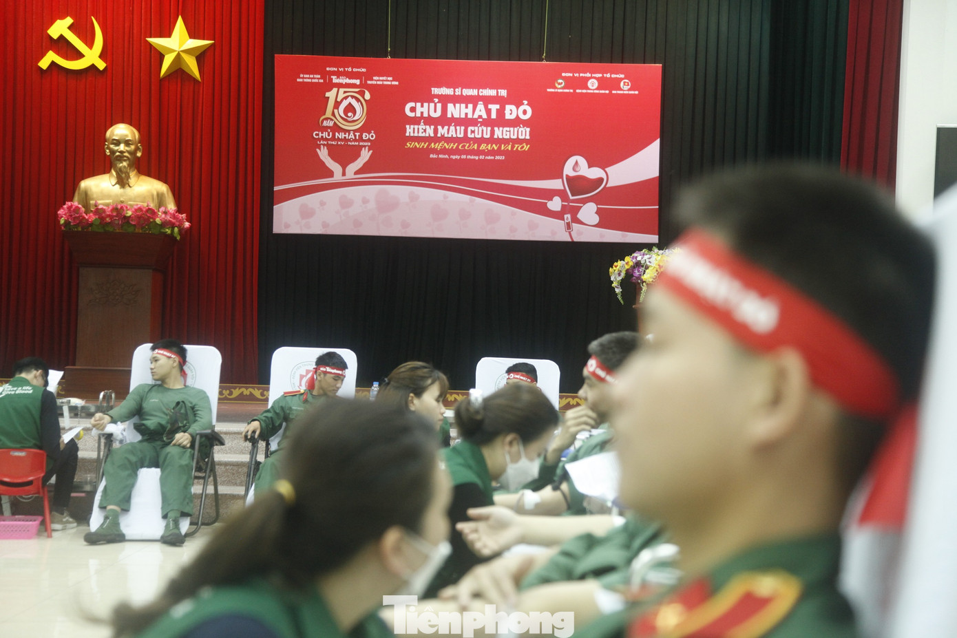 Dù trời mưa, cán bộ và học viên Trường Sỹ quan Chính trị vẫn sôi nổi tham gia Chủ nhật Đỏ.