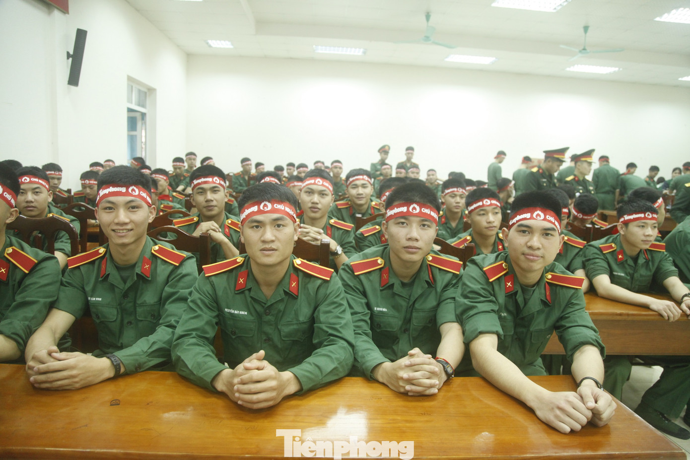 Từ đầu giờ sáng 5/2, hàng trăm cán bộ, học viên của Trường Sỹ quan Chính trị (cơ sở Bắc Ninh) đã đến hội trường để tham gia hiến máu.