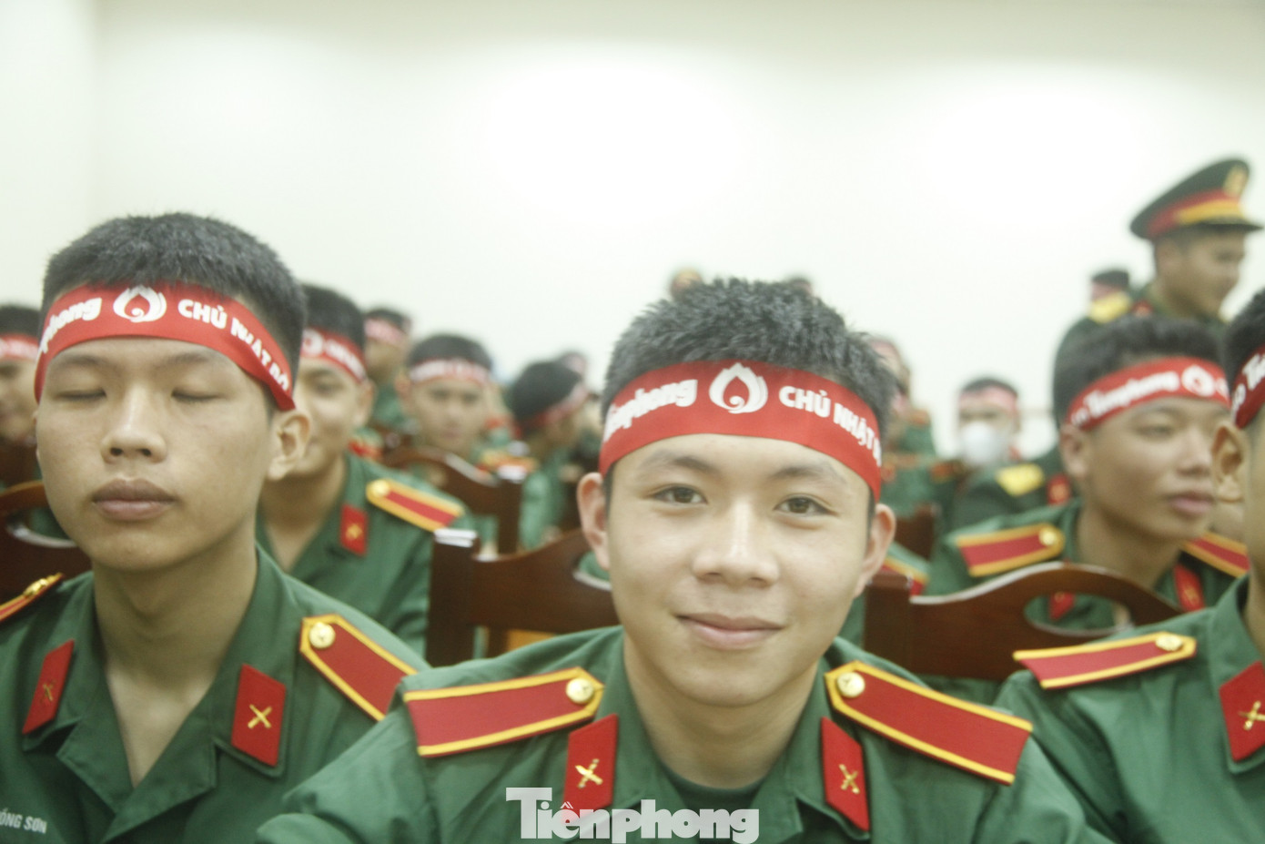 Các học viên trẻ của Trường Sỹ quan Chính trị hồ hởi tham gia Chủ nhật Đỏ. Nhiều bạn trẻ lần đầu hiến máu cảm thấy rất vui vì trao giọt máu của mình góp phần cứu nhiều bệnh nhân.