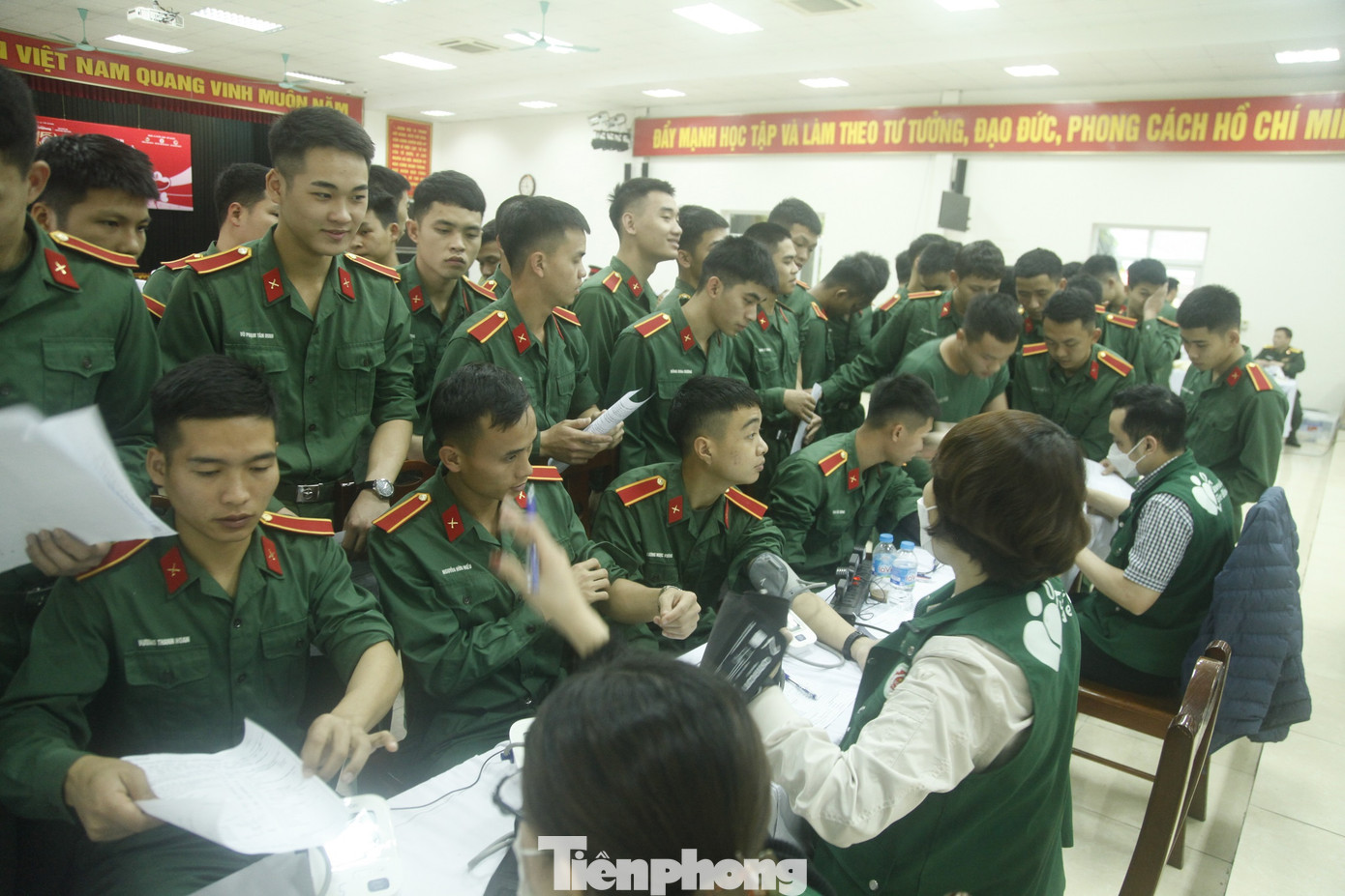 Ban đầu có hơn 490 cán bộ, học viên của Trường Sỹ quan Chính trị đăng ký tham gia Chủ nhật Đỏ, nhưng đến sáng 5/2, số lượng người tham dự vượt kế hoạch, với khoảng 700 người đến hiến máu.