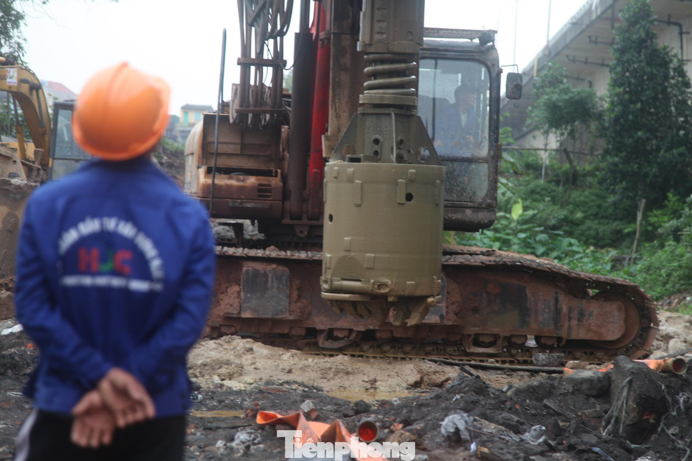 Công nhân khoan lỗ để xây dựng trụ cầu Như Nguyệt