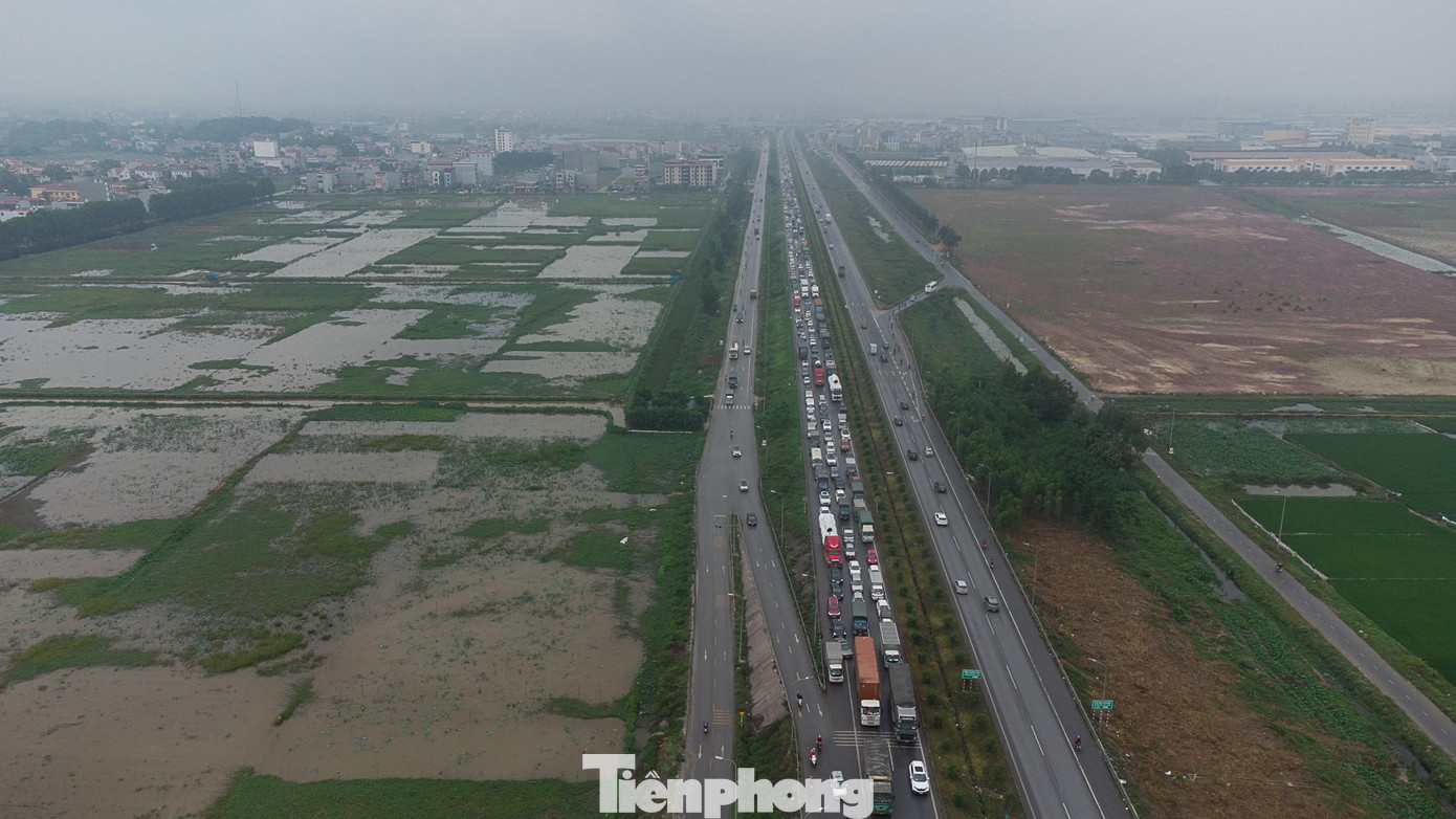Dòng xe ô tô bị ùn tắc trước cầu Như Nguyệt kéo dài hàng cây số. Dự án xây dựng mở rộng cầu Như Nguyệt nhằm giải quyết tình trạng ùn tắc giao thông, hạn chế tai nạn giao thông, nâng cao năng lực khai thác tuyến đường cao tốc Hà Nội – Bắc Giang, góp phần phát triển kinh tế, xã hội, đảm bảo an ninh, quốc phòng. Đồng thời, dự án tạo điều kiện thông thoáng cửa ngõ vào tỉnh Bắc Giang, thu hút đầu tư, phục vụ nhu cầu rất lớn của các khu công nghiệp ở tỉnh Bắc Giang, trong điều kiện không có hướng đi thay thế.