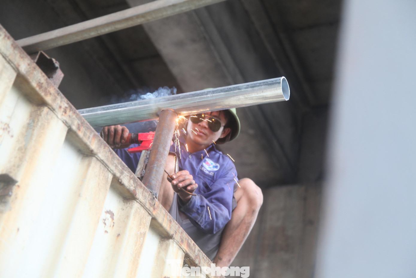 Công nhân miệt mài làm việc cả vào dịp nghỉ lễ 30/4 để đảm bảo tiến độ công trình