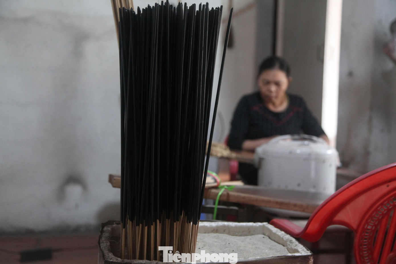 Một người có thể se được 500 que hương, người làm được nhiều lên đến 2.000 que/ngày. hương/ngày Một người có thể se được 500 que hương, người làm được nhiều lên đến 2.000 que/ngày. hương/ngày