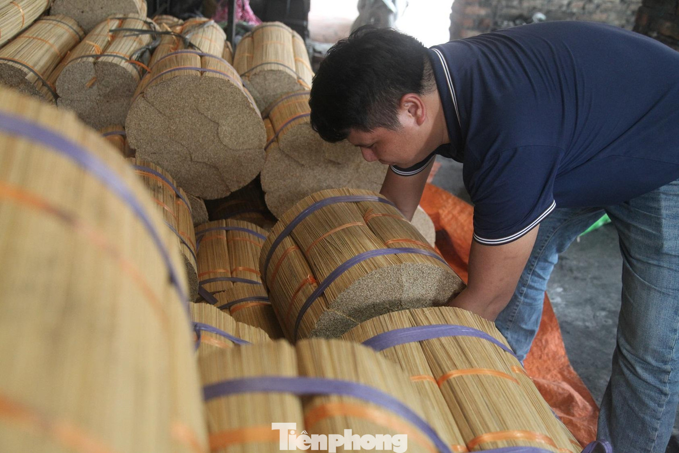 Từ xa xưa, làng Chóa thuộc xã Dũng Liệt, huyện Yên Phong (Bắc Ninh) được nhiều người biết đến nhờ có nghề thủ công nổi tiếng là làm hương đen. Theo nhiều người làm hương ở trong làng, nghề làm hương đen có từ hàng trăm năm. Từ xa xưa, làng Chóa thuộc xã Dũng Liệt, huyện Yên Phong (Bắc Ninh) được nhiều người biết đến nhờ có nghề thủ công nổi tiếng là làm hương đen. Theo nhiều người làm hương ở trong làng, nghề làm hương đen có từ hàng trăm năm.