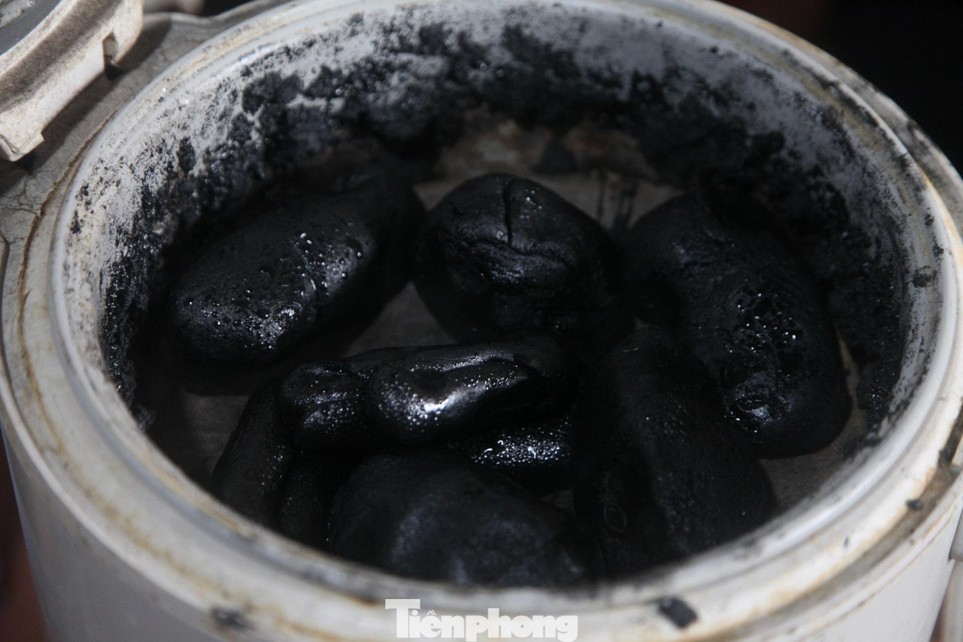 Nhựa trám trộn với bột than hoa sau đó se với cốt hương bằng tre nứa, giúp hương khi thắp lên có mùi thơm đậm đà hơn. Nhựa trám trộn với bột than hoa sau đó se với cốt hương bằng tre nứa, giúp hương khi thắp lên có mùi thơm đậm đà hơn.