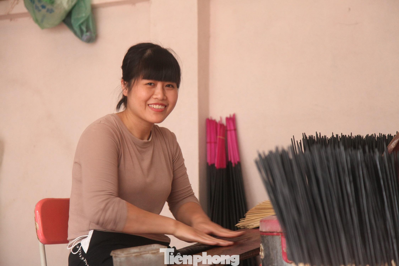 Hiện trong làng có khoảng 100 gia đình làm hương đen bán phục vụ Tết Hiện trong làng có khoảng 100 gia đình làm hương đen bán phục vụ Tết