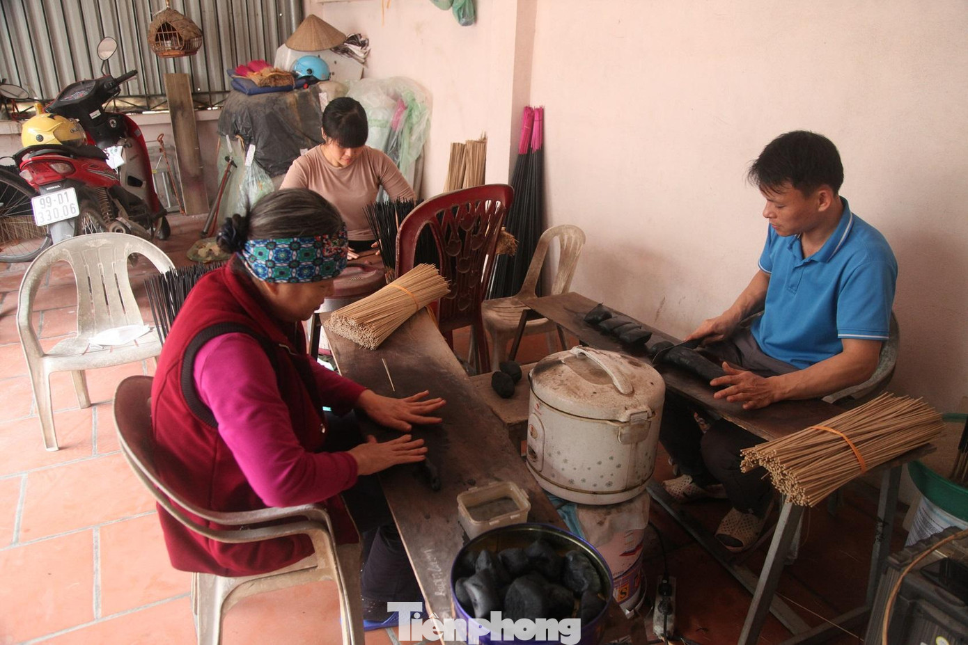 Ngày trước, người làm hương đen ở làng Chóa chỉ làm bán vào dịp Tết. Mấy năm gần đây, do nhu cầu lớn nên người làng làm hương quanh năm. Từ tháng 10 đến tháng 12, người làm hương đen làng Chóa vào vụ Tết. Ngày trước, người làm hương đen ở làng Chóa chỉ làm bán vào dịp Tết. Mấy năm gần đây, do nhu cầu lớn nên người làng làm hương quanh năm. Từ tháng 10 đến tháng 12, người làm hương đen làng Chóa vào vụ Tết.