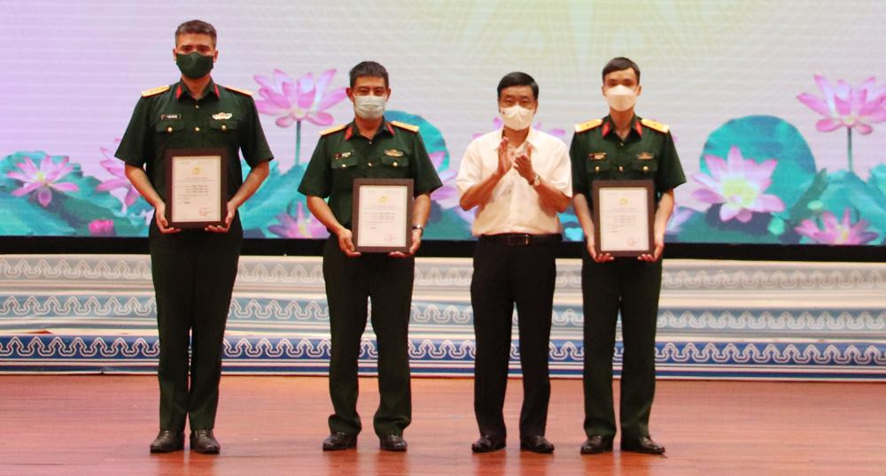 Ban tổ chức trao giải Nhất cho các tác giả Báo Quân đội nhân dân Ban tổ chức trao giải Nhất cho các tác giả Báo Quân đội nhân dân