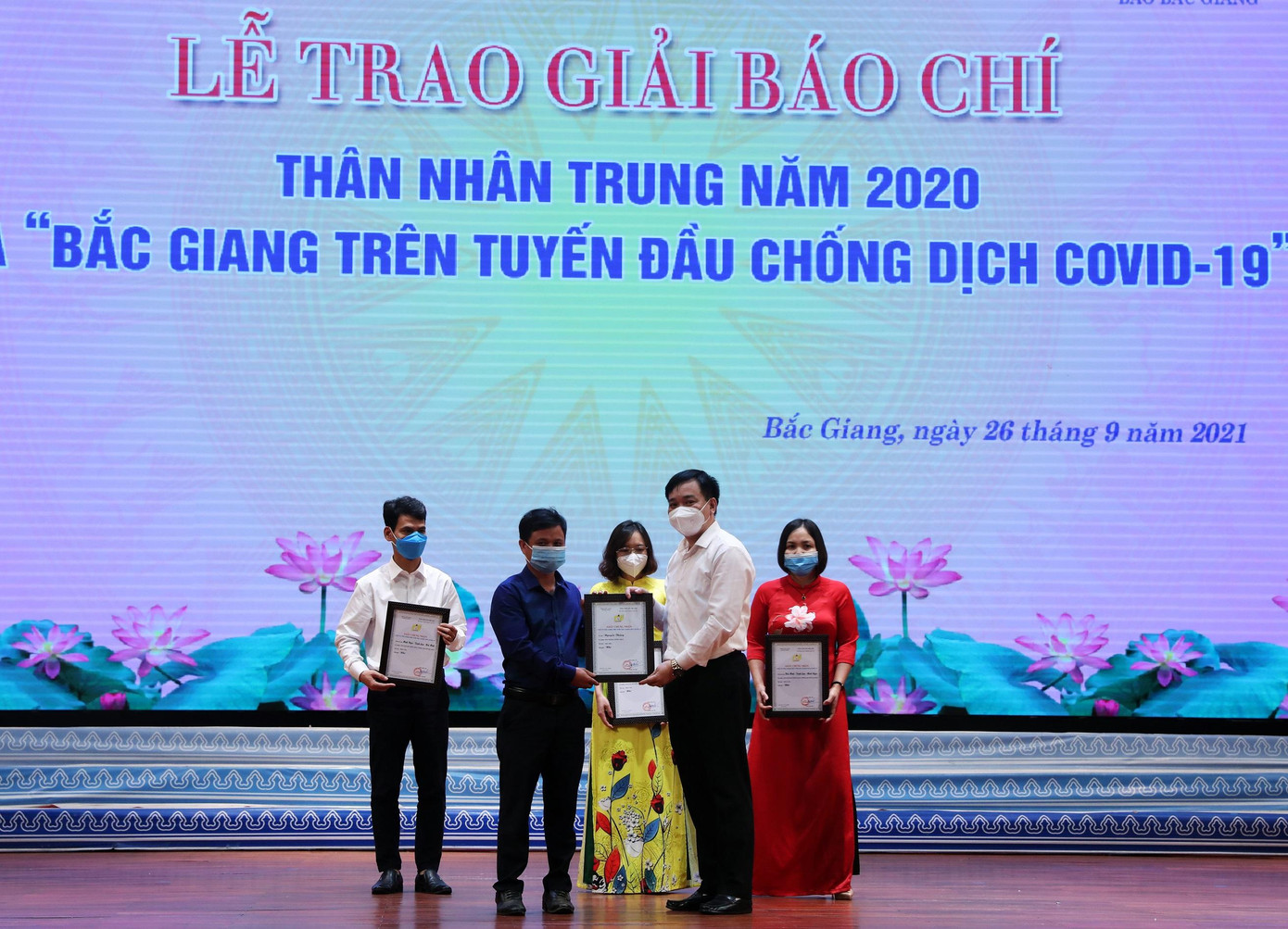 Ban tổ chức trao giải cho phóng viên Báo Tiền Phong Ban tổ chức trao giải cho phóng viên Báo Tiền Phong