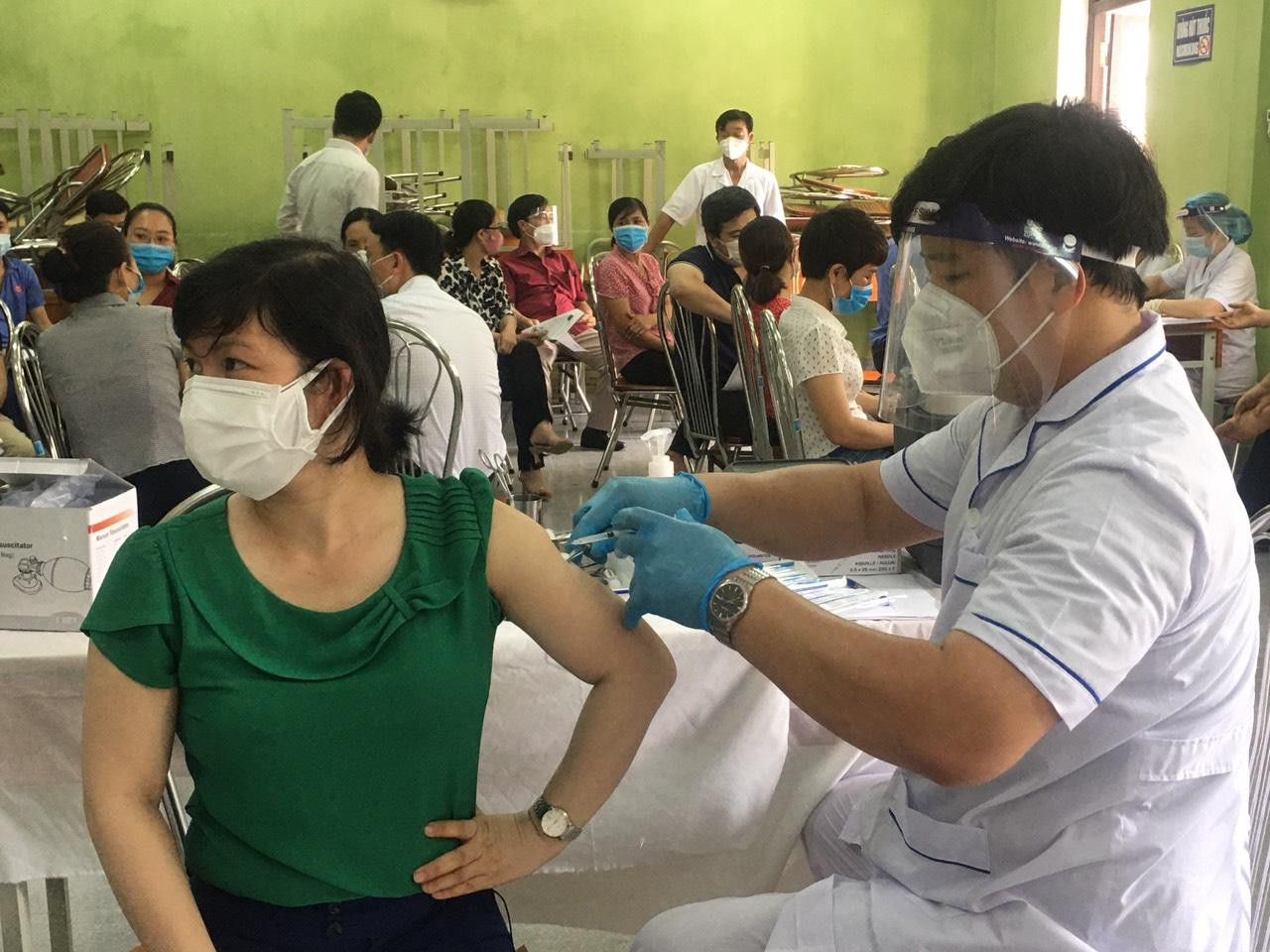 Tỉnh Bắc Giang tiêm vắc xin cho thương nhân và lái xe thu mua vải thiều