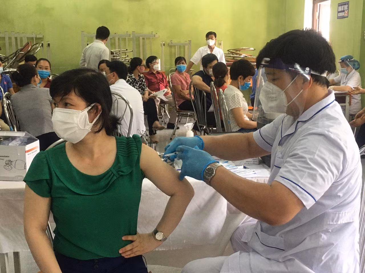 Tỉnh Bắc Giang tiêm vắc xin cho thương nhân và lái xe thu mua vải thiều